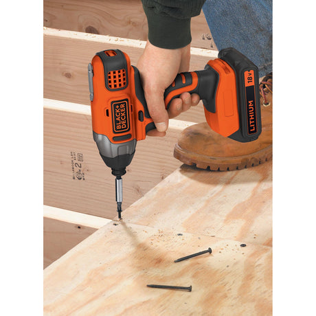 Perceuse-visseuse Black+Decker orange et noire, outil électroportatif, utilisée sur bois