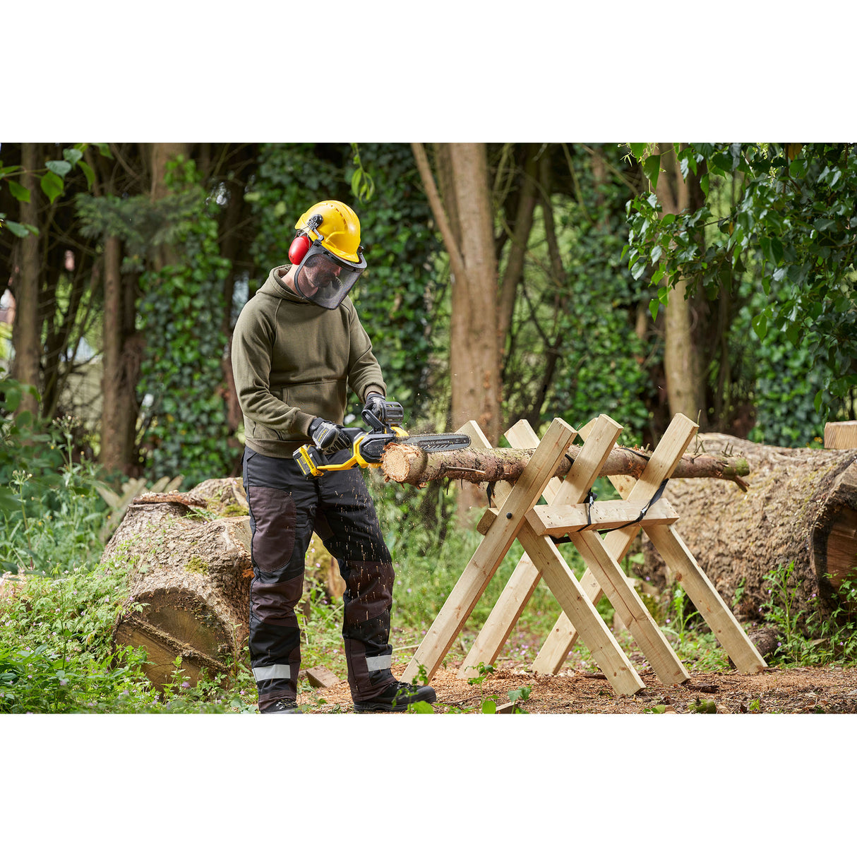 Tronçonneuse Dewalt, outil électroportatif jaune, utilisée en forêt pour couper du bois.