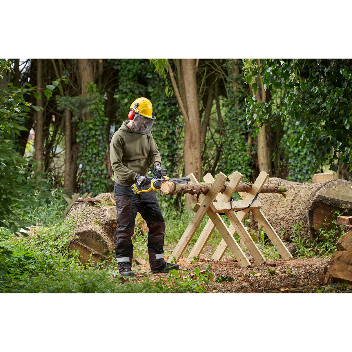 Tronçonneuse DeWalt jaune utilisée en extérieur, outil électroportatif, couleur jaune