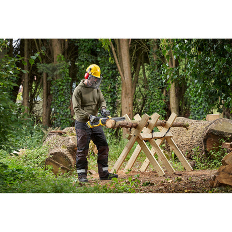 Tronçonneuse DeWalt jaune utilisée en extérieur, outil électroportatif, couleur jaune