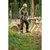 Tronçonneuse DeWalt jaune, outil d'élagage, utilisée en extérieur par une personne équipée.
