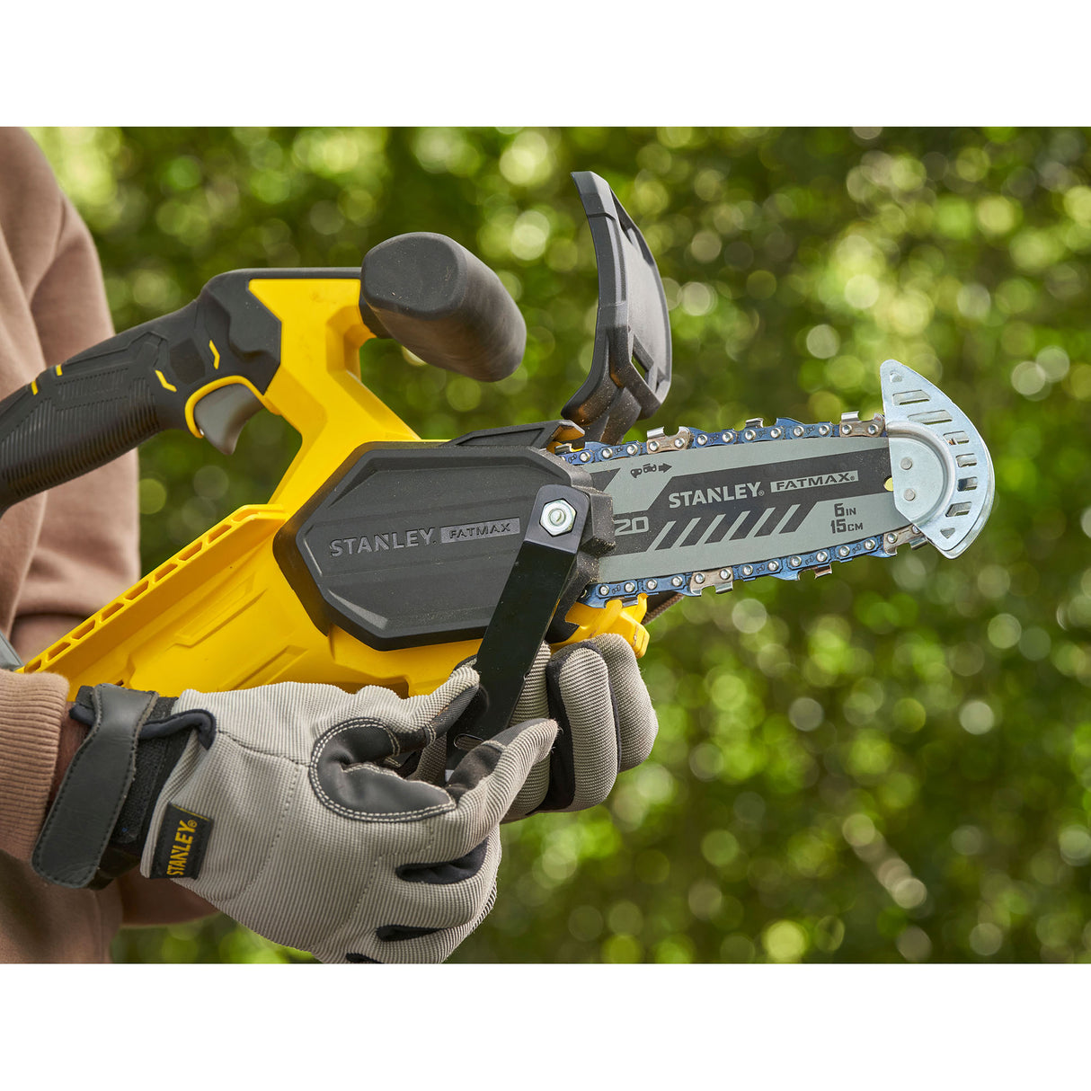 Tronçonneuse Stanley FATMAX jaune et noire, outil électrique, lame de 15 cm.
