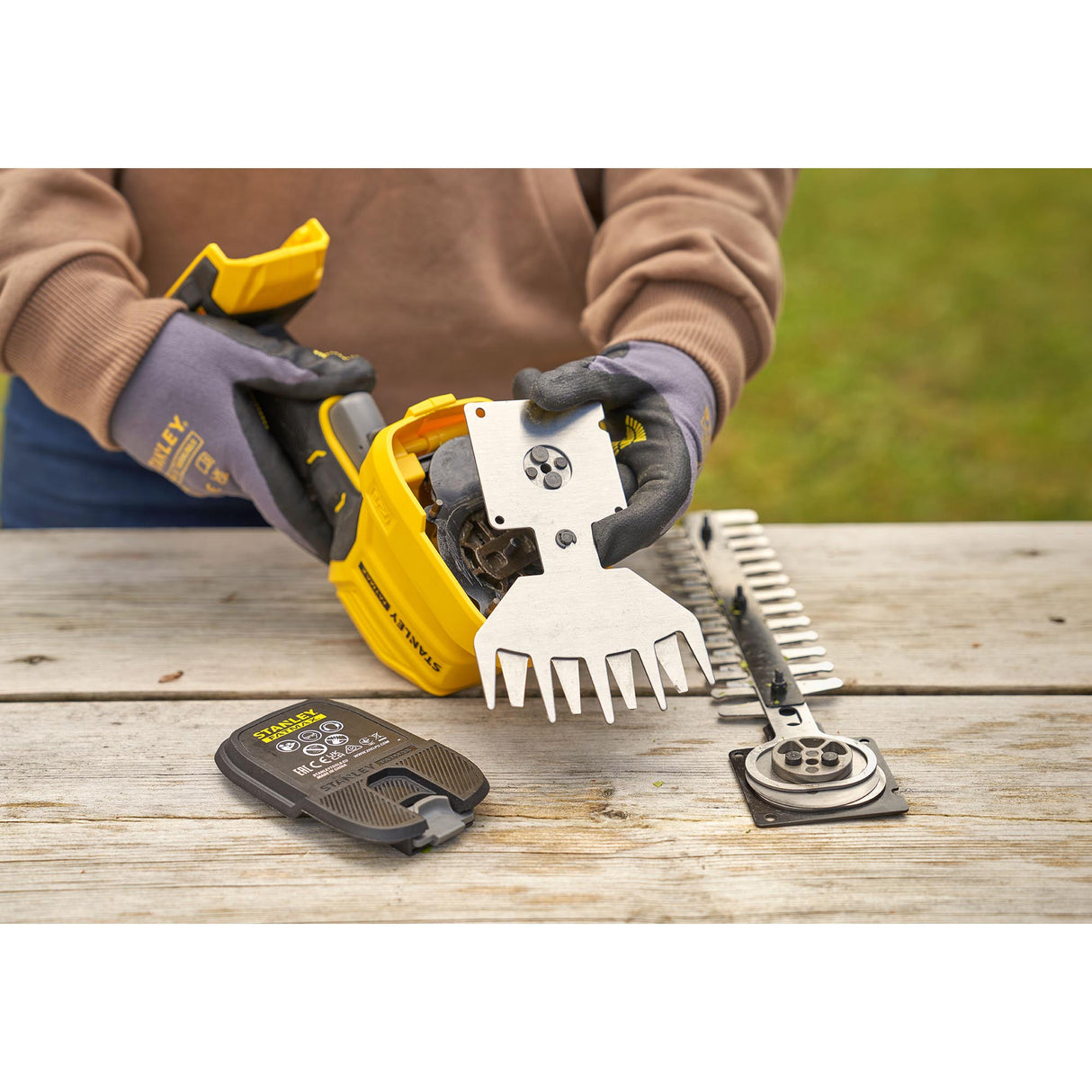 Taille-haies jaune Stanley, outil de jardinage, lame en métal, sur une table en bois
