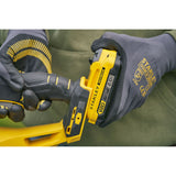 Perceuse Stanley Fatmax V20 couleur jaune et noire, vue en gros plan avec gants.