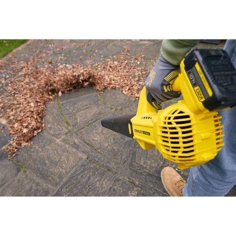 Souffleur de feuilles STANLEY jaune en action, outillage de jardinage extérieur