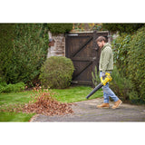 Homme utilisant un souffleur de feuilles jaune Stanley, outil de jardin, couleur jaune