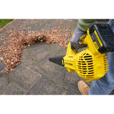 Souffleur à feuilles jaune Stanley Fatmax utilisé sur une terrasse, outil de jardinage électrique