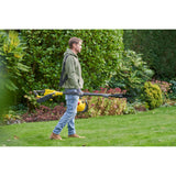 Homme portant une tronçonneuse sur perche jaune Stanley, outil de jardinage, couleur jaune