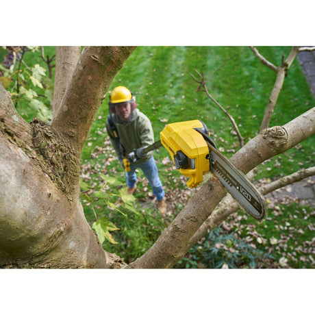 Élagueuse sur perche Stanley, couleur jaune, utilisée pour couper une branche d’arbre.