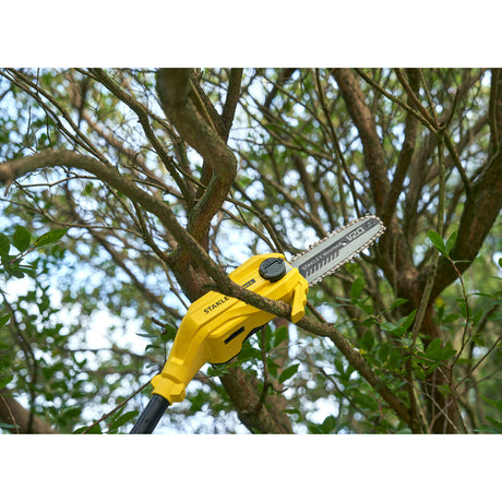 Élagueuse sur perche Stanley, outil jaune pour élagage, en action sur arbre