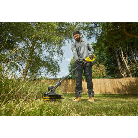 Homme utilisant un coupe-bordures sans fil DeWalt, jardin, outil jaune et noir