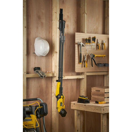 Outil multifonction Stanley, outil électrique jaune et noir suspendu dans un atelier
