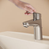 Mitigeur Grohe, robinet de lavabo, couleur inox, design moderne sur vasque blanche.