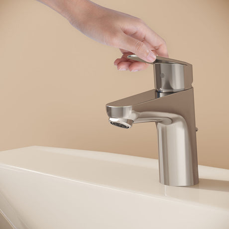 Mitigeur Grohe, robinet de lavabo, couleur inox, design moderne sur vasque blanche.