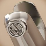 Mitigeur lavabo Grohe chromé, robinet moderne argenté, détail bec alvéolé.