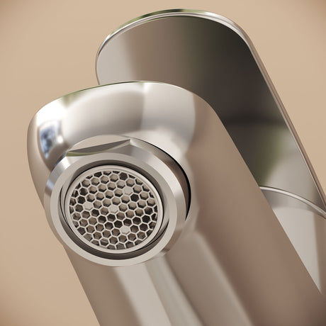 Mitigeur lavabo Grohe chromé, robinet moderne argenté, détail bec alvéolé.