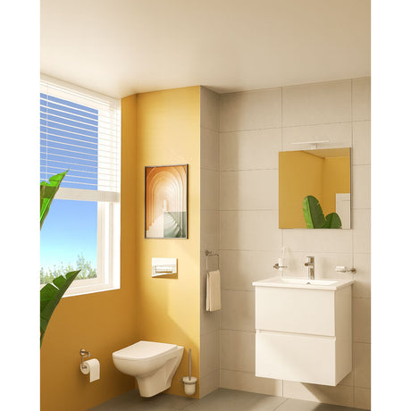 Salle de bain moderne avec WC suspendu Grohe blanc et meuble vasque blanc, murs jaunes et gris.