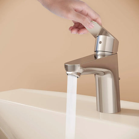 Mitigeur Grohe, robinet de lavabo, couleur inox brossé, eau en écoulement