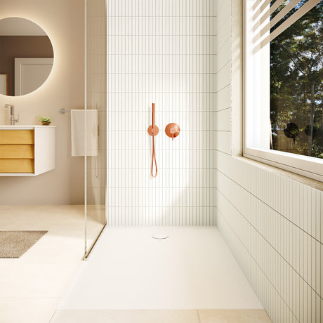 Mitigeur de douche encastré Grohe, cuivre, sur mur de salle de bain moderne lumineux.