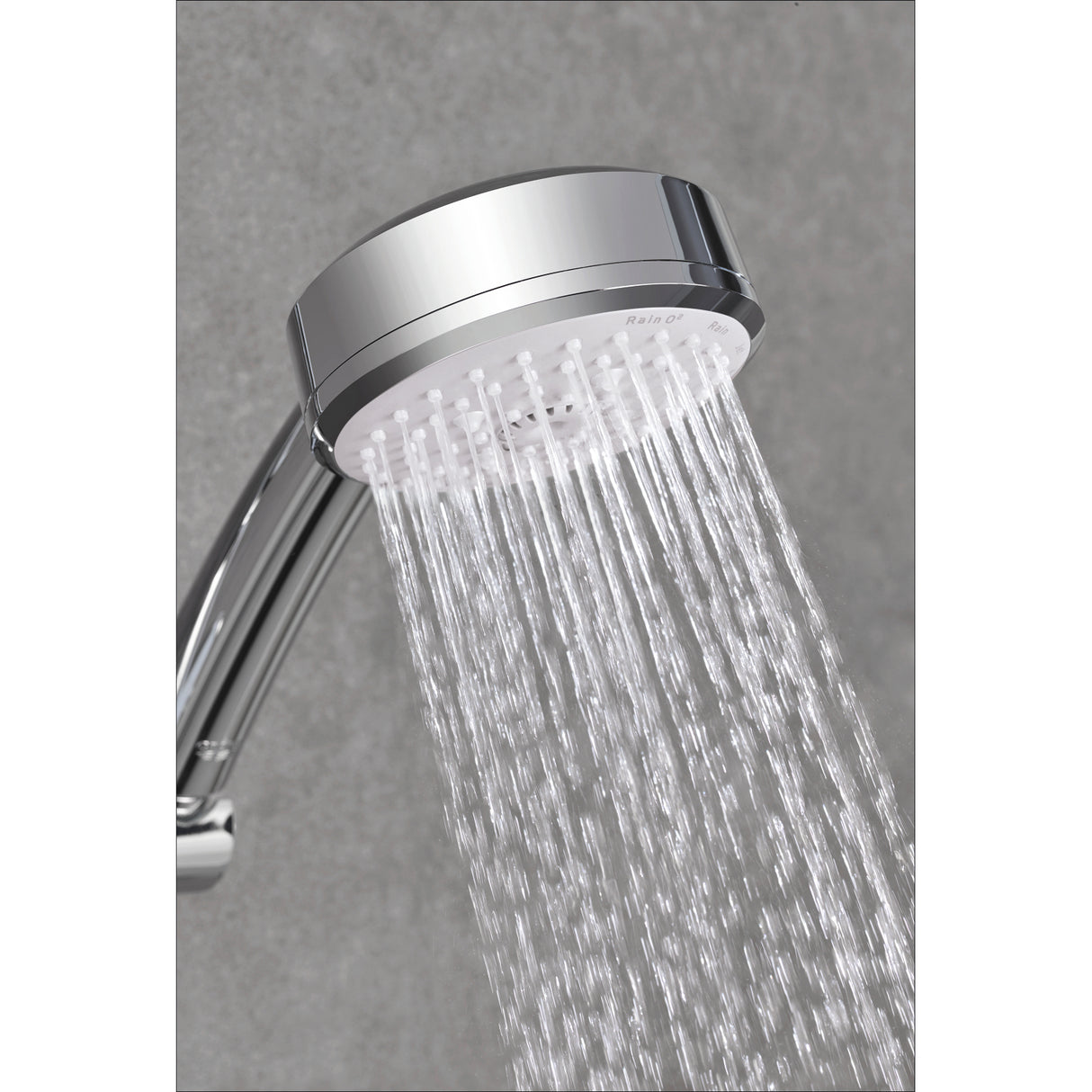 Pommeau de douche Grohe chromé, rond, couleur argent, en fonctionnement.