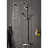 Colonne de douche Grohe, système de douche chromé, design moderne sur carrelage gris