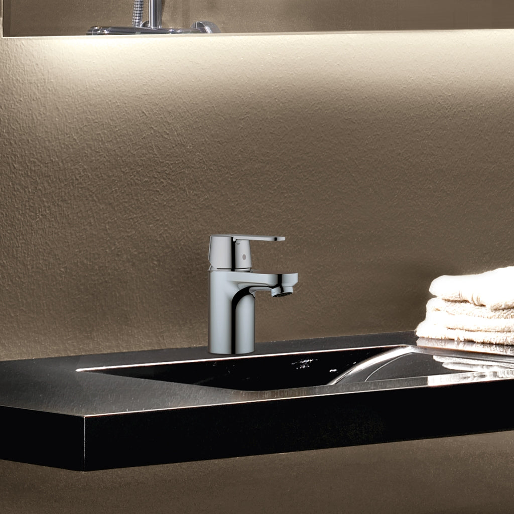 Mitigeur chromé Grohe, robinet salle de bain couleur argent posée sur un lavabo moderne