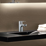 Mitigeur chromé Grohe, robinet salle de bain couleur argent posée sur un lavabo moderne