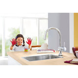 Mitigeur de cuisine Grohe, robinet chromé, installation sur évier beige.