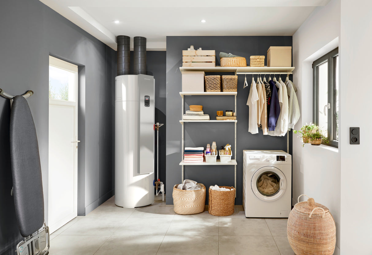 Chauffe-eau Atlantic Calypso blanc dans buanderie moderne, à côté d'un lave-linge.