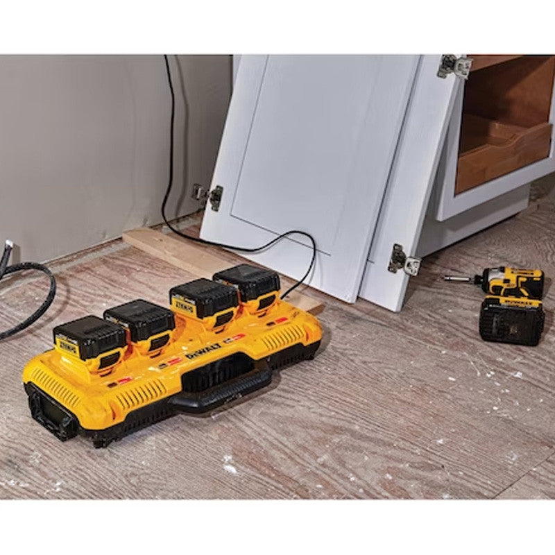 Chargeur rapide 4 ports universel XR - TOUGHSYSTEM DEWALT DCB104-QW