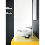 Mitigeur chromé Grohe, robinet de salle de bain moderne sur meuble jaune, carré et argenté