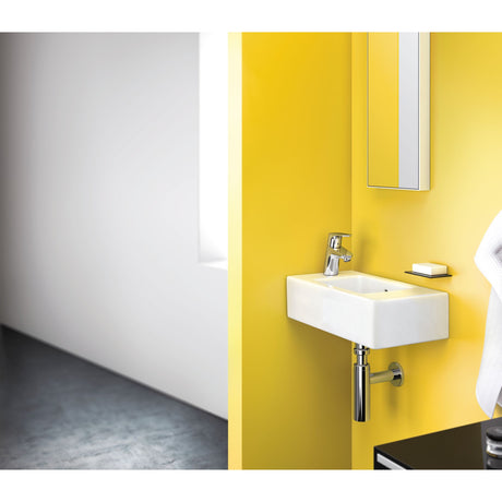 Lave-mains blanc Grohe, robinetterie moderne, fixé mur jaune, salle de bain.