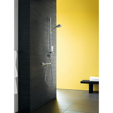 Colonne de douche Grohe chromée, salle de bain mur noir et jaune, design moderne