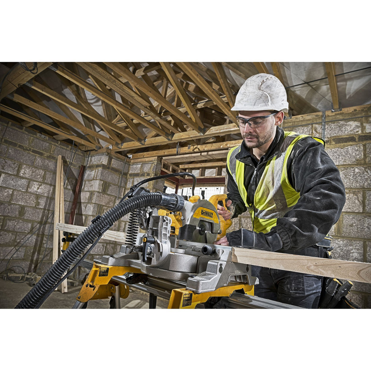 Scie radiale DeWalt jaune utilisée sur chantier, outil électroportatif pour bois