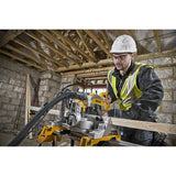 Scie radiale DeWalt jaune utilisée sur chantier, outil électroportatif pour bois