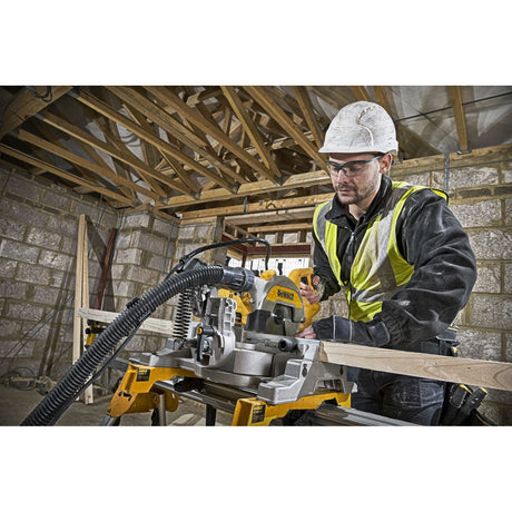 Scie radiale DeWalt jaune utilisée sur chantier, outil électroportatif pour bois