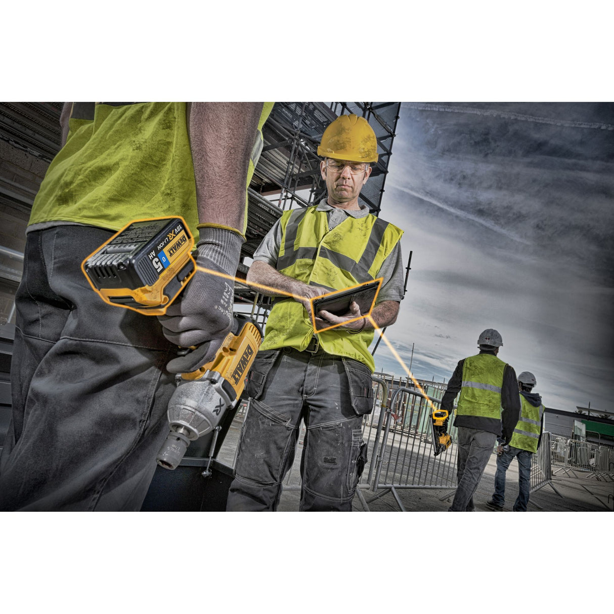 Perceuse-visseuse DeWalt sans fil jaune, outil électroportatif pour chantier.