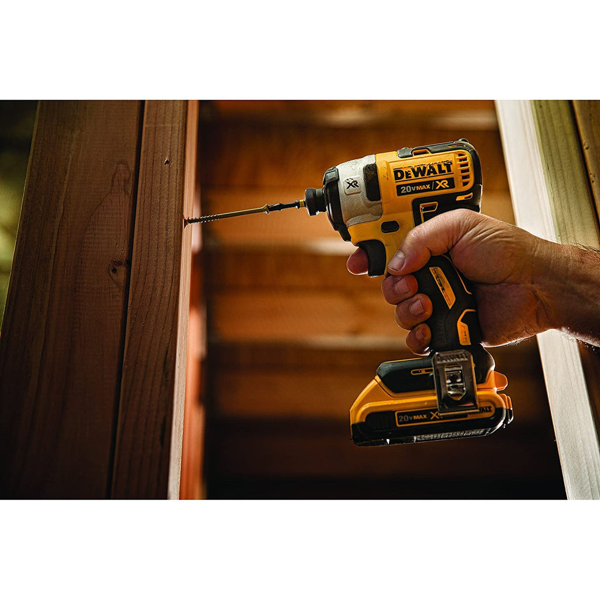 Perceuse-visseuse jaune et noire DEWALT en action sur bois, outil électroportatif.