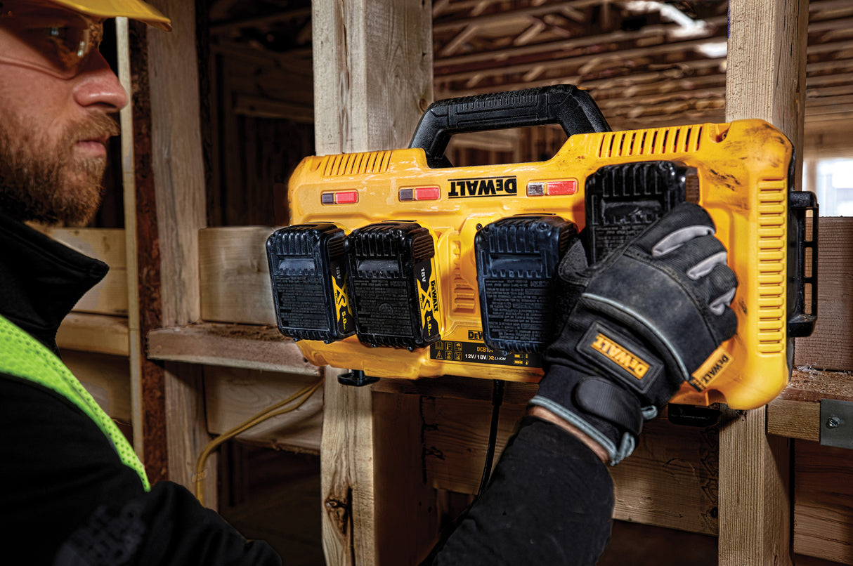 Chargeur de batteries DeWalt, type outillage électroportatif, couleur jaune, sur chantier.