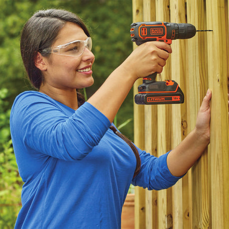 Perceuse sans fil Black & Decker, outil électroportatif noir et orange, utilisation extérieure