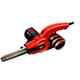 Ponceuse à bande BLACK+DECKER rouge pour le bois, outil électrique puissant.