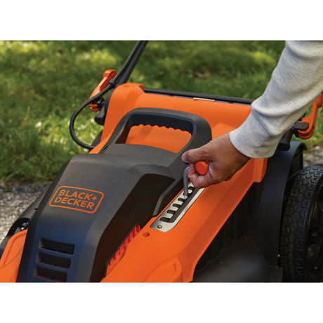 Tondeuse à gazon BLACK+DECKER, orange et noire, réglage de hauteur, jardin.