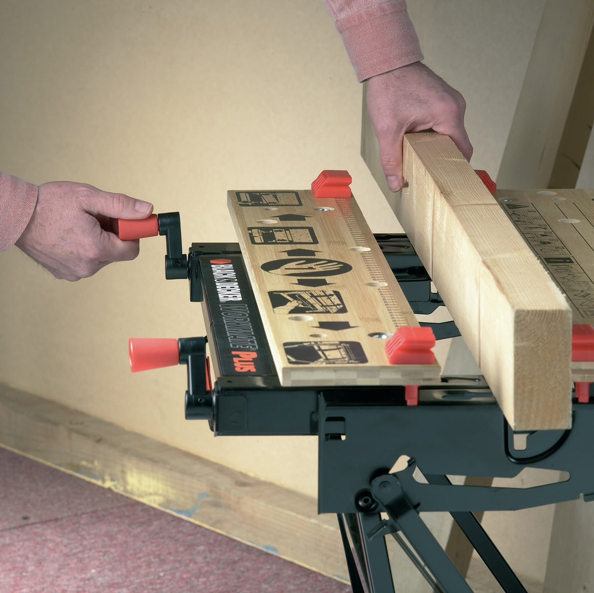 BLACK+DECKER Etabli-étau pliable grand format 74x54,1cm 2 hauteurs WM825-XJ