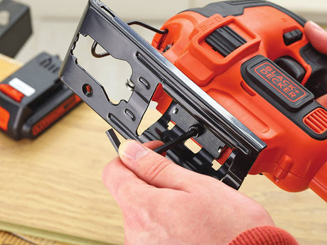 Scie sauteuse Black+Decker orange et noire, outil électroportatif de bricolage.