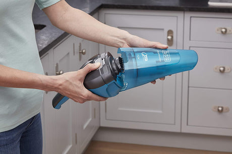 Aspirateur à main Black+Decker, bleu, utilisé dans une cuisine