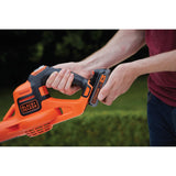 Souffleur sans fil Black+Decker, couleur orange et noir, en utilisation extérieure