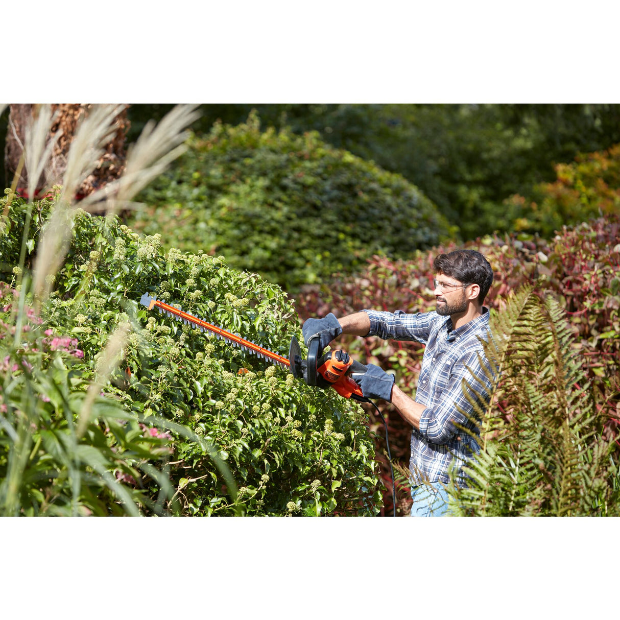 BLACK+DECKER Taille-haies filaire 550W lame 60cm BEHTS451-QS