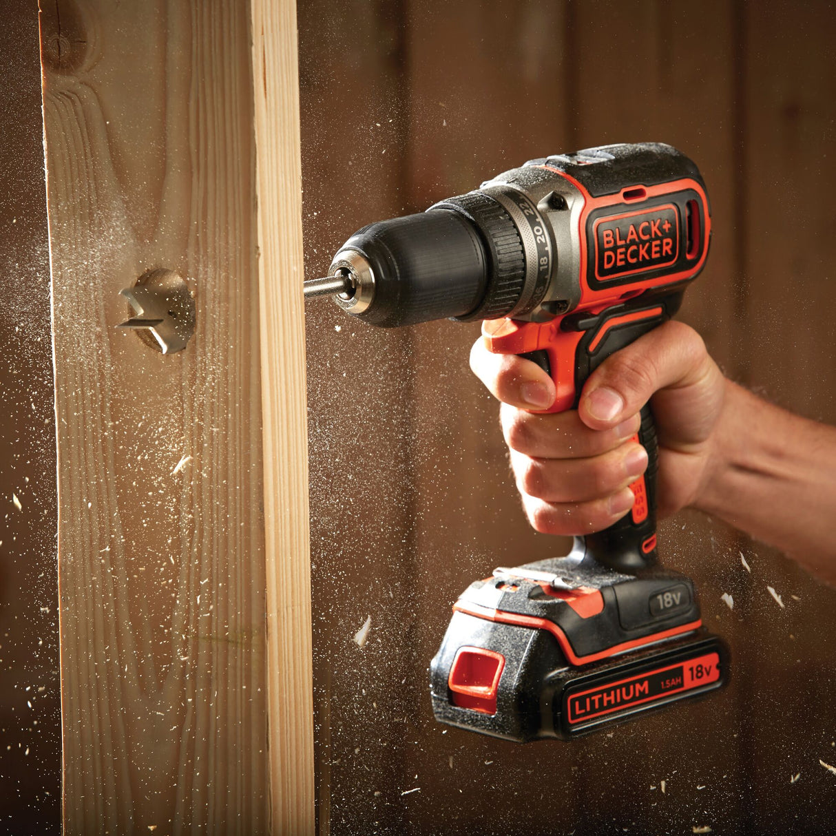 BLACK+DECKER Perceuse-visseuse sans fil Brushless 18V batterie 1.5Ah BL186K-QW