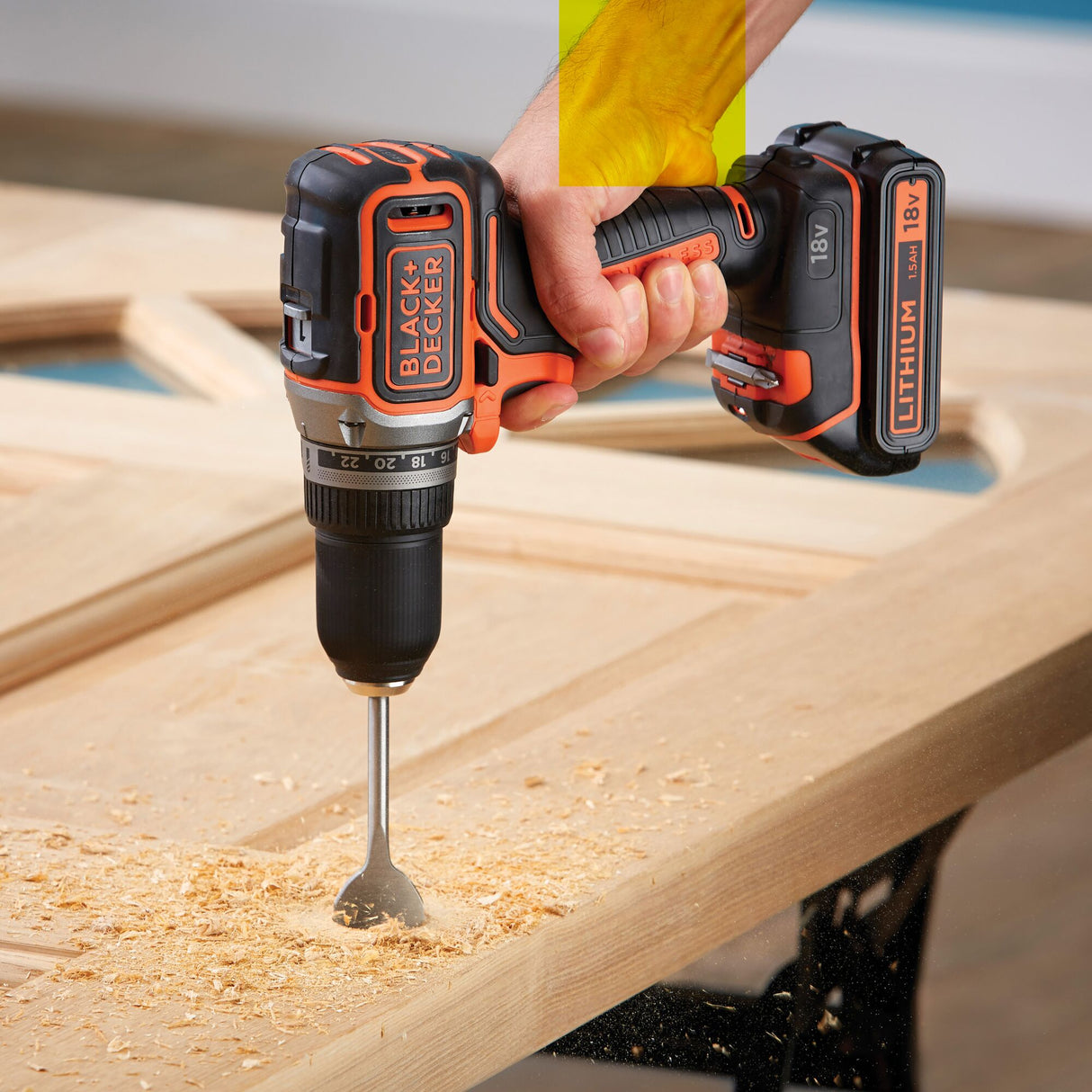 BLACK+DECKER Perceuse-visseuse sans fil Brushless 18V batterie 1.5Ah BL186K-QW