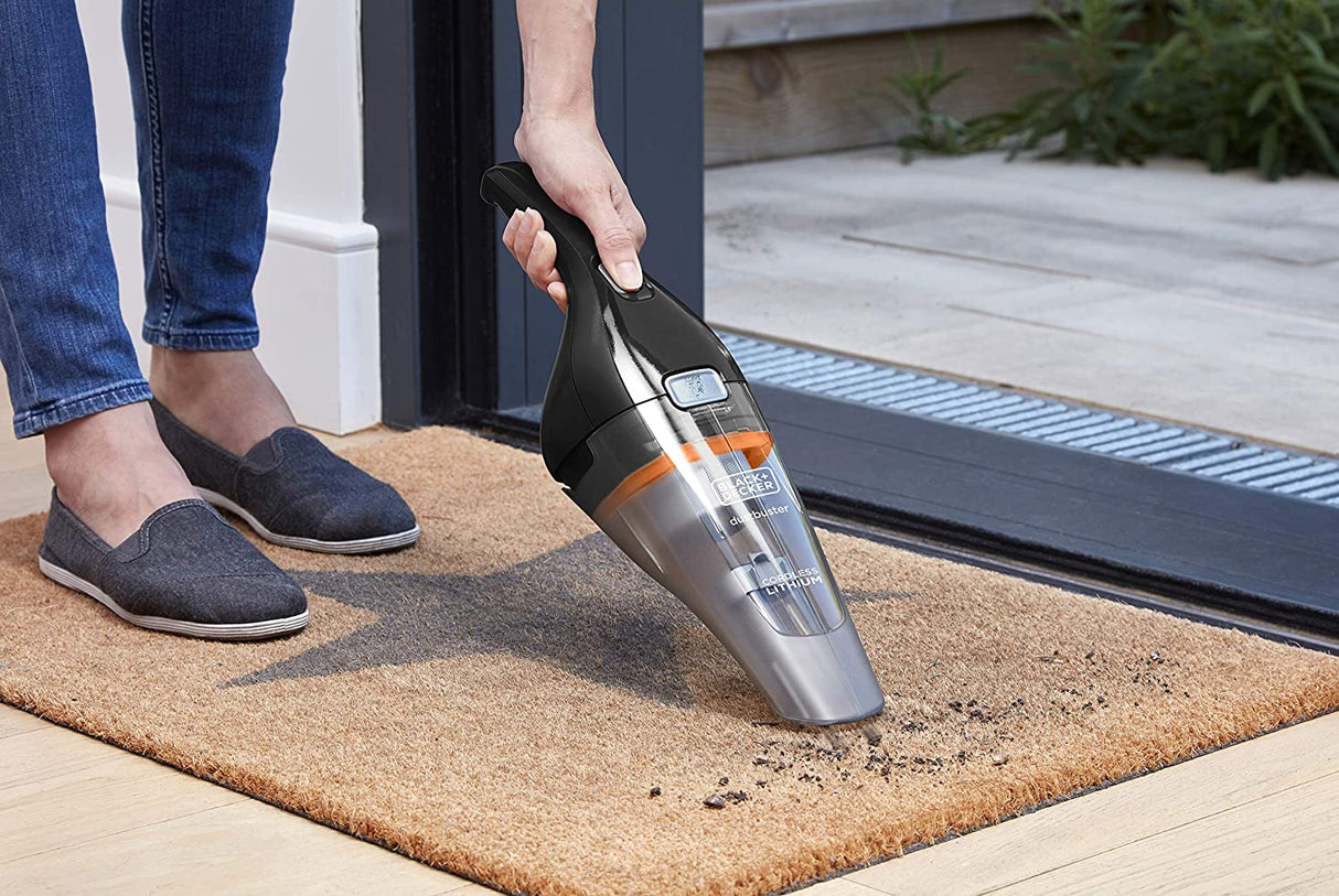 Aspirateur à main Black+Decker, gris et noir, utilisé sur un paillasson